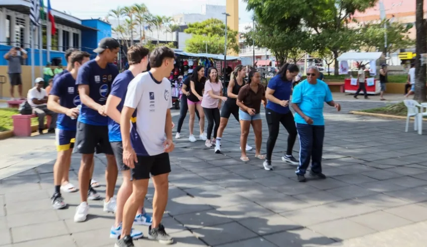 Mogi que Abraça o Centro promoveu programação especial voltada ao lazer, esporte e convivência na Praça Oswaldo Cruz, no último sábado (26). Foto: Divulgação/PMMC
