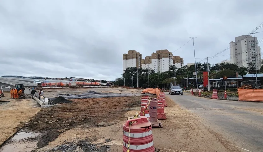 A atual rotatória localizada em frente ao centro comercial será demolida para dar lugar à rampa de acesso ao viaduto, que integra a Nova Perimetral. Foto: Divulgação/PMMC