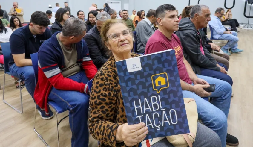 Mais 76 títulos de propriedade foram entregues nesta terça-feira para famílias de núcleos habitacionais regularizados pela Prefeitura. Foto: Divulgação/PMMC