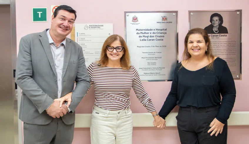Prefeita Mara Bertaiolli entre a secretária de Saúde e Bem-Estar, Rebeca Barufi, e o secretário-adjunto, Luiz Bot. Foto: Divulgação/PMMC