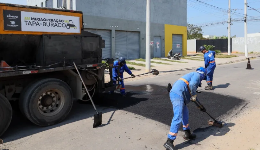 Megaoperação Tapa-Buraco, iniciada no dia 10 de abril, chega à sua terceira semana com um total de 2.074 reparos executados, em 320 ruas da cidade. Foto: Divulgação/PMMC