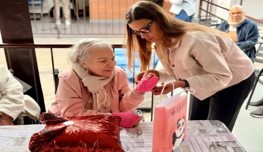 Maira Cusatis entregou kits de inverno e cobertores para todos os idosos acolhidos pela Casa Cirineu, no bairro do Socorro