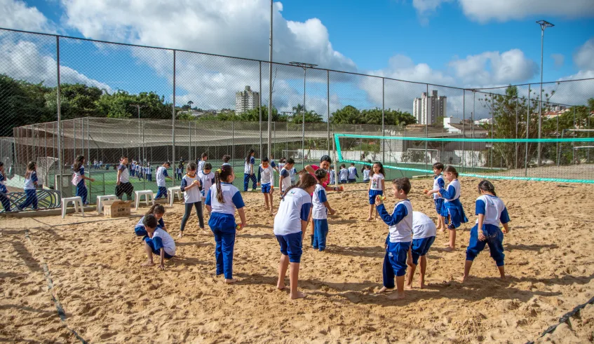Profissionais da Secretaria de Esportes, Lazer e Qualidade de Vida realizaram oficinas de basquete, vôlei, queimada, tênis de mesa, danças, beach tênis e futeboliche. Foto: Divulgação/PMMC