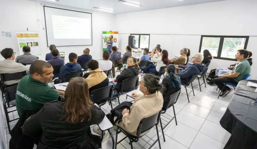 Palestra reuniu produtores, técnicos, feirantes, permissionários do Mercado Municipal e alunos da Fatec, com foco na orientação sobre prevenção da doença