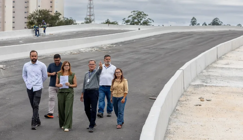 Prefeita Mara Bertaiolli em visita ao novo viaduto de Cezar de Souza, cujas obras estão adiantadas e que faz parte da Nova Perimetral de Mogi das Cruzes. Foto: Divulgação/PMMC