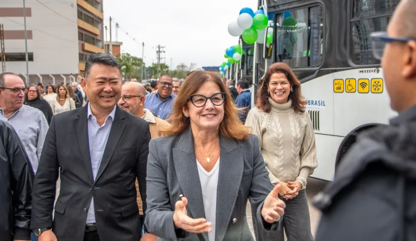 Prefeita Mara Bertaiolli destacou a importância dos ônibus com ar-condicionado e das novas coberturas de pontos para os passageiros do transporte coletivo. Foto: Divulgação/PMMC