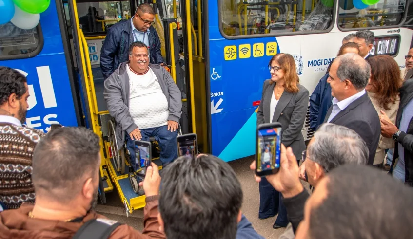 Ônibus entregues nesta segunda-feira (01/06) contam com ar-condicionado e com total acessibilidade para o transporte de pessoas com deficiência. Foto: Divulgação/PMMC