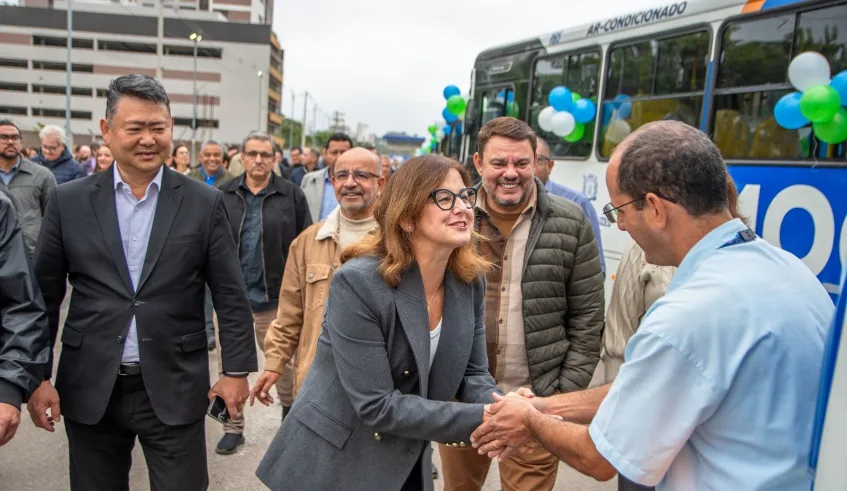 Prefeita Mara Bertaiolli participou da entrega de 26 novos ônibus com ar-condicionado para atender os passageiros do sistema municipal de transporte coletivo. Foto: Divulgação/PMMC