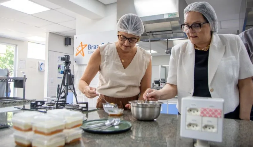 Prefeita Mara Bertaiolli visitou instalações da instituição, onde foi recebida pela reitora Alice Maria Hosken Vieira, e, juntas finalizaram cheesecake de caqui