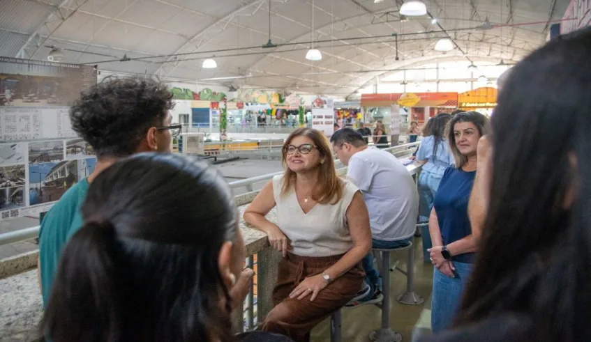 Durante visita ao Mercadão, prefeita prestigiou exposição de trabalhos e conversou com estudantes do curso de Arquitetura do Centro Universitário Braz Cubas