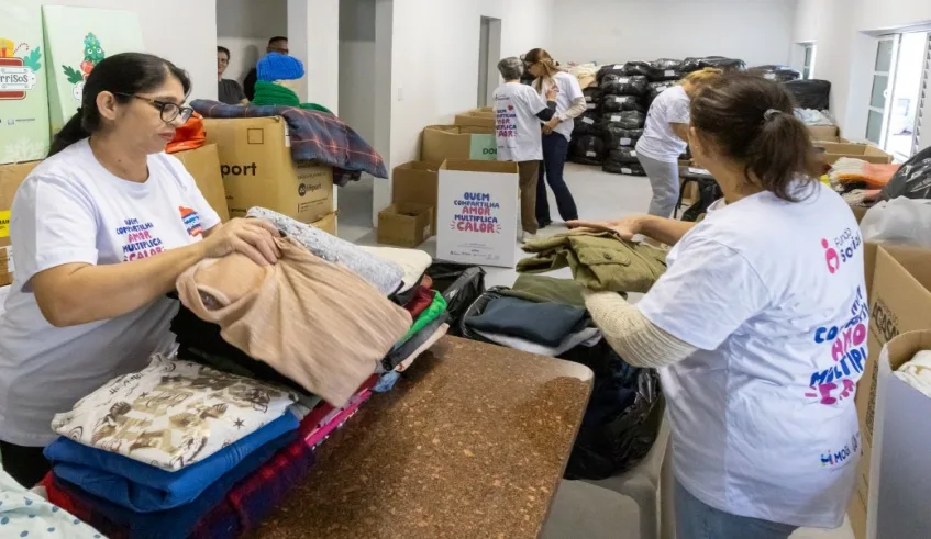Trabalho começa com a triagem e seleção das peças, descartando roupas rasgadas, manchadas ou muito desgastadas