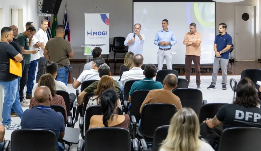 Ao lado de vereadores da Comissão de Obras da Câmara, vice-prefeito Téo Cusatis cobrou solução para problemas de fiação em vários pontos da cidade. Foto: Divulgação/PMMC