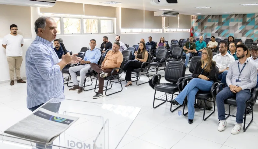 Durante reunião com EDP e empresas compartilhantes, vice-prefeito Téo Cusatis cobrou solução para problemas de fiação em vários pontos da cidade. Foto: Divulgação/PMMC