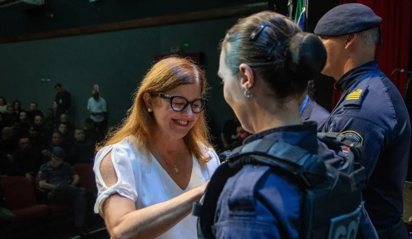 Prefeita Mara Bertaiolli destacou que a promoção, além de um reconhecimento do trabalho, é um reforço no compromisso dos guardas civis com a cidade. Foto: Divulgação/PMMC