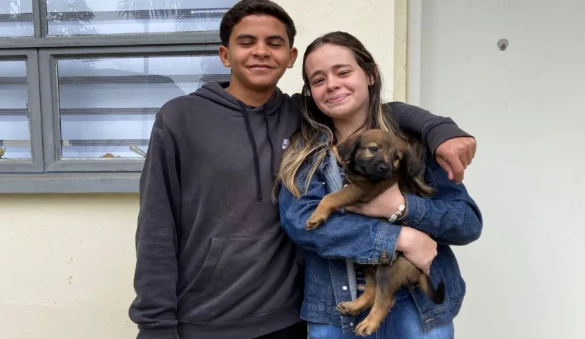 Casal vindo de Poá esteve no Nubea no domingo (17/5), adotou um filhote de cachorro e garantiu a ele um lar e uma família. Foto: Divulgação/PMMC