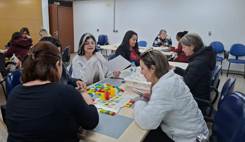 O LEGO® Braille Bricks é uma metodologia baseada no brincar que ensina o Sistema Braille a crianças com deficiência visual. Foto: Divulgação/PMMC