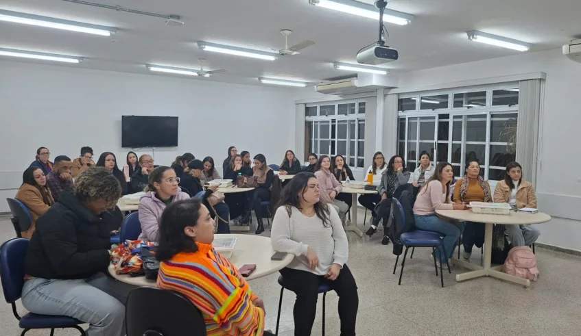 A formação ocorre desde março na modalidade on-line, com acompanhamento de tutor especializado e desenvolvimento de atividades teóricas e práticas. Foto: Divulgação/PMMC