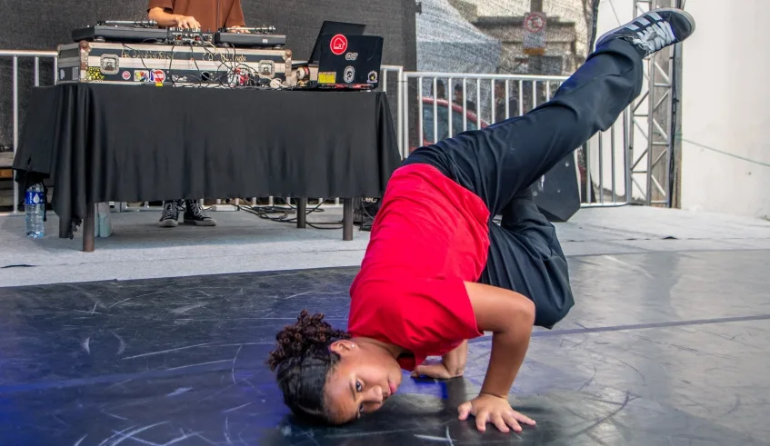 São mais de 160 vagas distribuídas entre as oficinas de artesanato, ballet, basquete, breaking, capoeira, danças urbanas, graffiti, informática, jazz, jiu-jitsu, MC, teatro e yoga (Divulgação/PM . . .