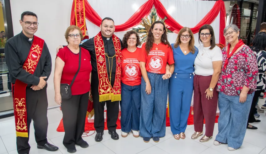 A prefeita Mara Bertaiolli, a secretária de Educação, Claudia Romanos, a adjunta da Pasta, Claudia Romanos e representantes da Festa do Divino participaram da abertura do subimpério no prédio-sede . . .