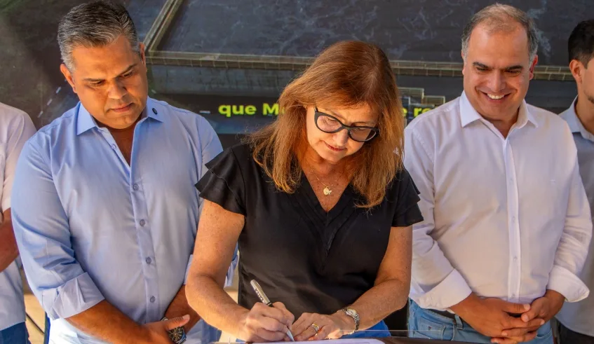 Mara Bertaiolli assina ordem de serviço para retomada das obras de ampliação da ETE Leste. Foto: Divulgação/PMMC