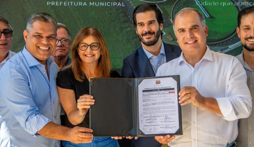 Mara Bertaiolli assina ordem de serviço para retomada das obras de ampliação da ETE Leste. Foto: Divulgação/PMMC
