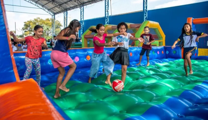 Para o público infantil, a programação contou com diversas atrações, como brinquedos infláveis — incluindo pula-pula, tobogã, piscina de bolinhas e futebol a seco