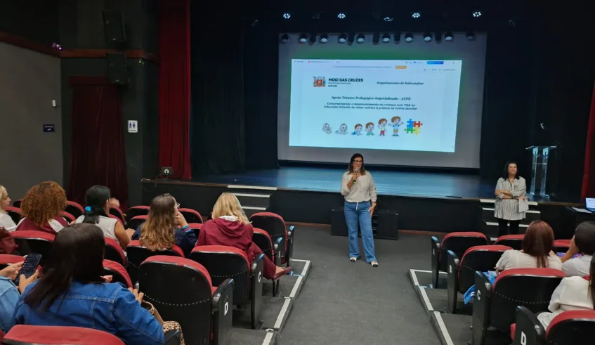 A secretária de Educação, Claudia Romanos, destacou o momento de estudo e troca de ideias entre os profissionais. Foto: Divulgação/PMMC