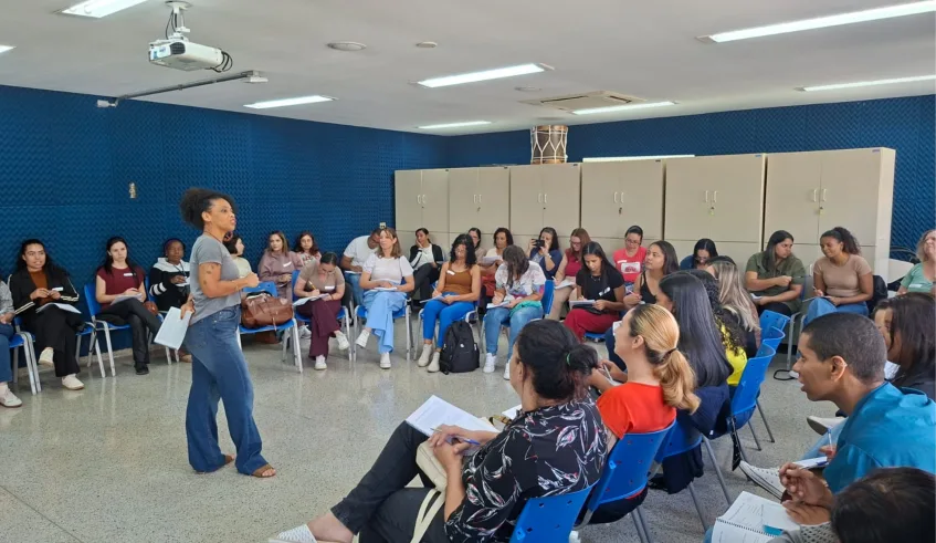 A programação para as profissionais das escolas municipais contou com a parceria do Instituto Criança é Vida, que realizou palestra e oficinas. Foto: Divulgação/PMMC