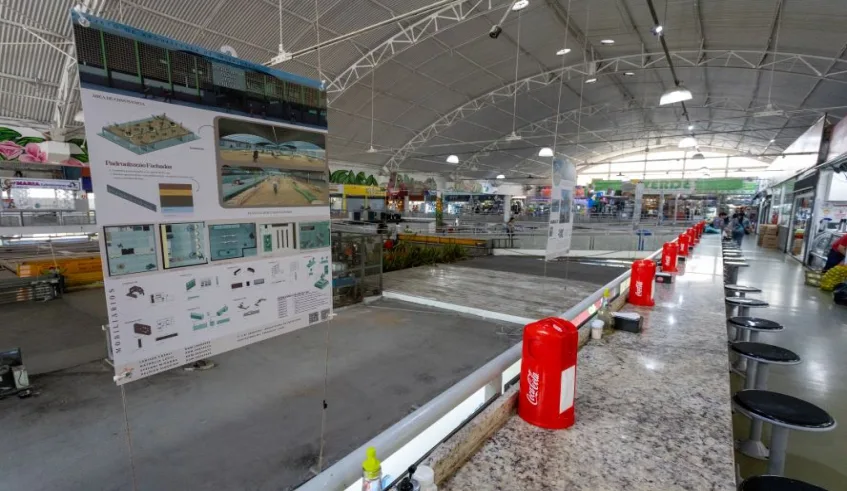 No piso superior do Mercado Municipal acontece exposição de projetos de alunos do curso de Arquitetura e Urbanismo do Centro Universitário Braz Cubas.