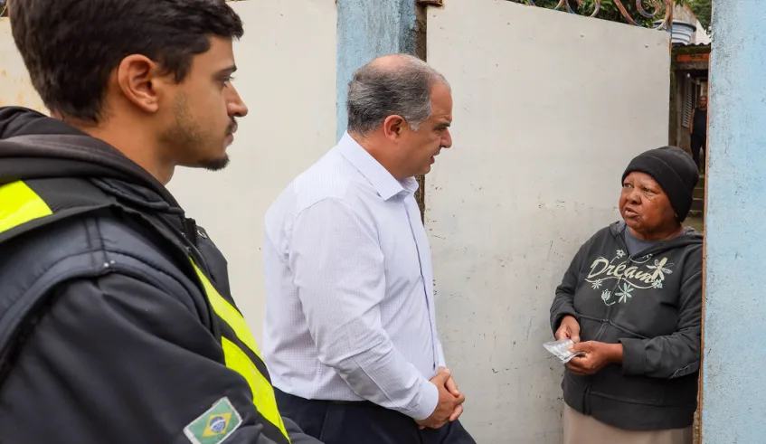 Vice-prefeito, Téo Cusatis, acompanhou a entrega de uma moradora da Vila Jundiaí. Foto: Divulgação/PMMC