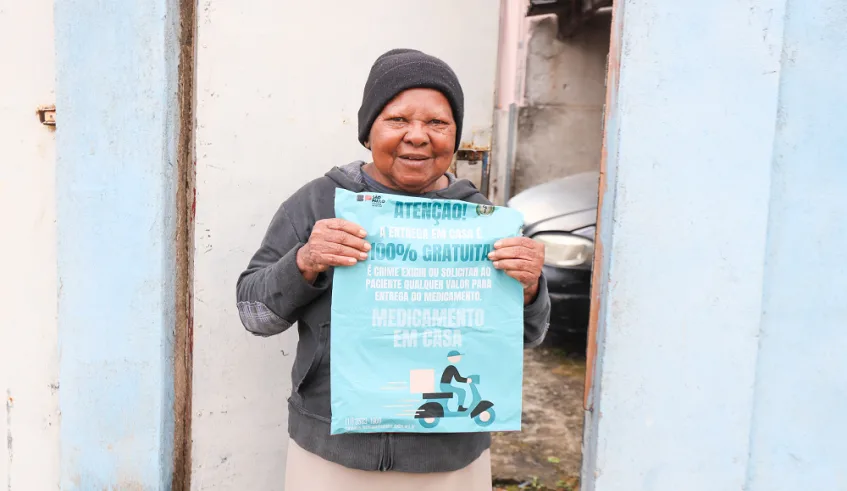 Dona Maria recebeu medicamento em casa pela primeira vez; antes, ela chegava a ficar cinco horas na Farmácia de Alto Custo. Foto: Divulgação