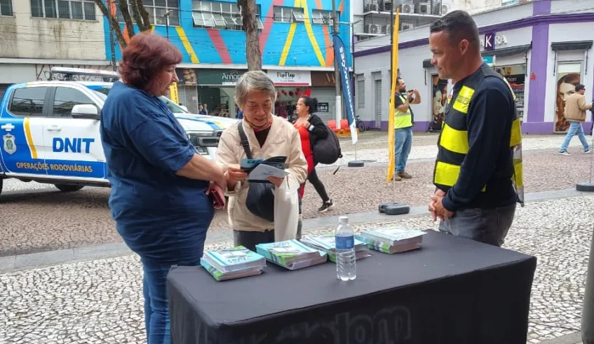 Ato pela Paz no Trânsito alertou a população de Mogi das Cruzes para a importância de um comportamento seguro no trânsito para evitar a ocorrência de acidentes. Foto: Divulgação/PMMC