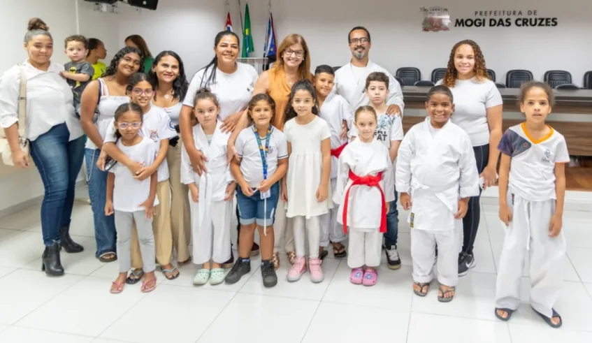 Atletas de karatê visitaram a prefeita Mara Bertaiolli na última sexta-feira (24/04 - (Divulgação - PMMC)