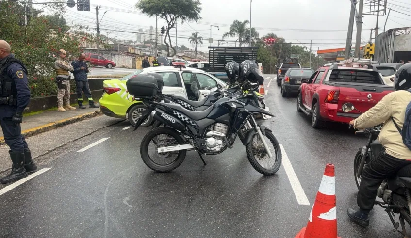 Após identificação do veículo pelo Smart Mogi, homem foi preso no cruzamento das avenidas Henrique Peres e Japão, onde se envolveu em acidente com dois veículos (Divulgação/PMMC))