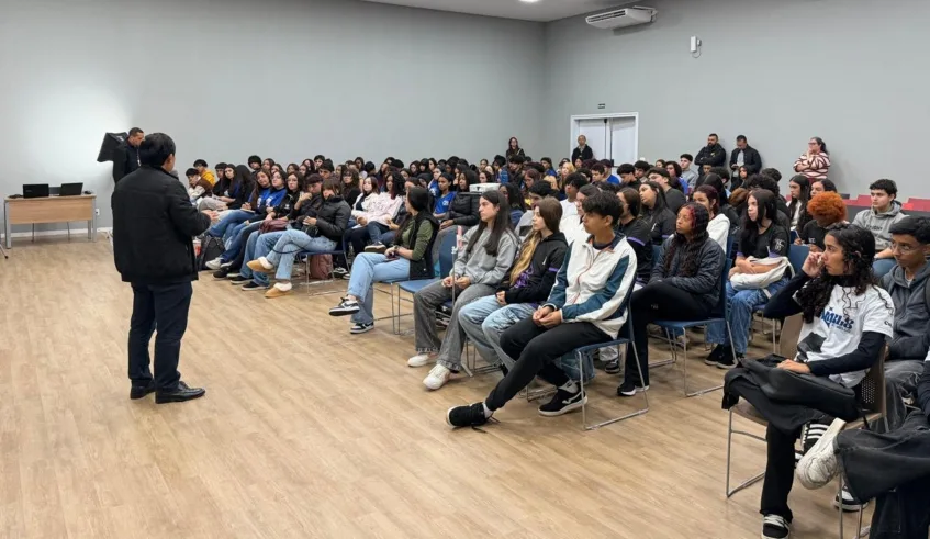 Secretaria de Desenvolvimento Econômico e Trabalho, em parceria com o Sebrae-SP, promoveu palestra sobre empreendedorismo e mercado de trabalho para estudantes. Foto: Divulgação/PMMC