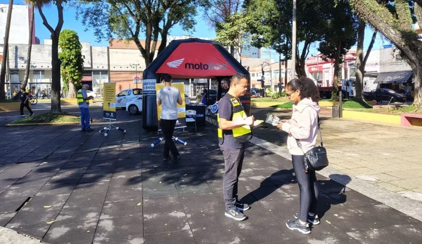 Praça Oswaldo Cruz recebeu uma ação de distribuição de material sobre educação para o trânsito e segurança viária, dentro da programação do Maio Amarelo. Foto: Divulgação/PMMC