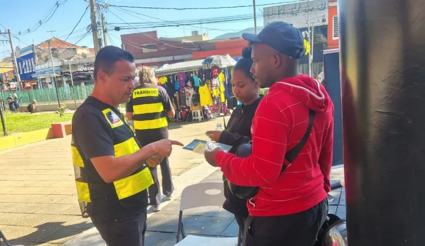 Praça Oswaldo Cruz recebeu uma ação de distribuição de material sobre educação para o trânsito e segurança viária, dentro da programação do Maio Amarelo. Foto: Divulgação/PMMC