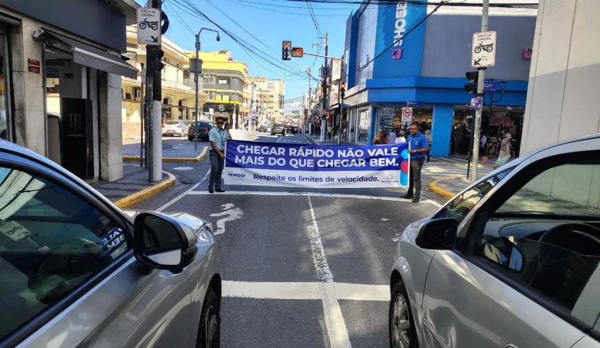 Motoristas que passaram pelo cruzamento das ruas José Bonifácio e Doutor Deodato Wertheimer nesta quarta-feira participaram de ação para o Maio Amarelo. Foto: Divulgação/PMMC