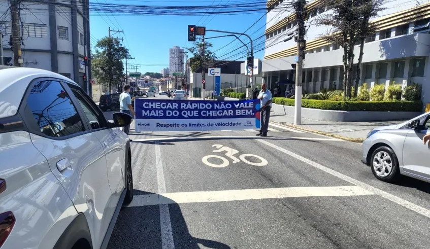 Cruzamento da rua Ipiranga com a rua Santana também recebeu ação voltada à segurança viária, dentro da programação do Maio Amarelo em Mogi das Cruzes. Foto: Divulgação/PMMC