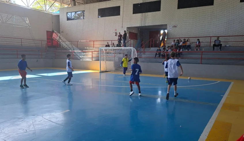 A modalidade será disputada até o início de junho com as equipes masculinas e femininas das escolas municipais. Foto: Divulgação/PMMC