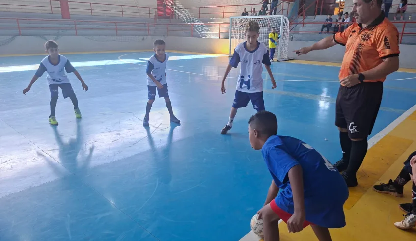 O primeiro jogo foi entre a EM Dr. Álvaro de Campos Carneiro (Jundiapeba) e a equipe com alunos das escolas municipais Prof. Adolfo Cardoso (Quatinga) e Luiz de Oliveira Machado (Barroso). (Divulgaç . . .