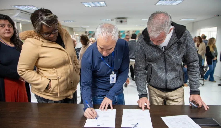 Prefeita empossa membros do COMAD, que contribui para a construção coletiva de políticas públicas de combate ao consumo de álcool e drogas. Foto: Divulgação/PMMC