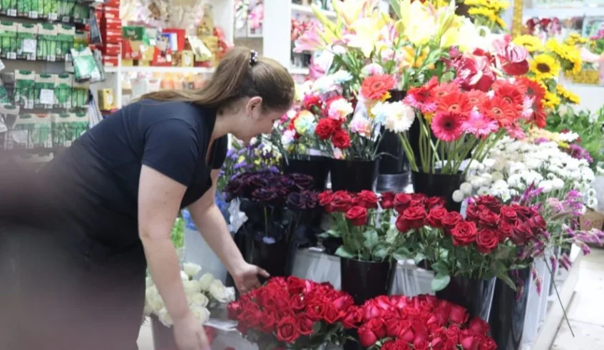 No Mercado Municipal, a preparação já é intensa. Permissionários do espaço contam que a procura e a reserva de flores acontecem uma semana antes da data.