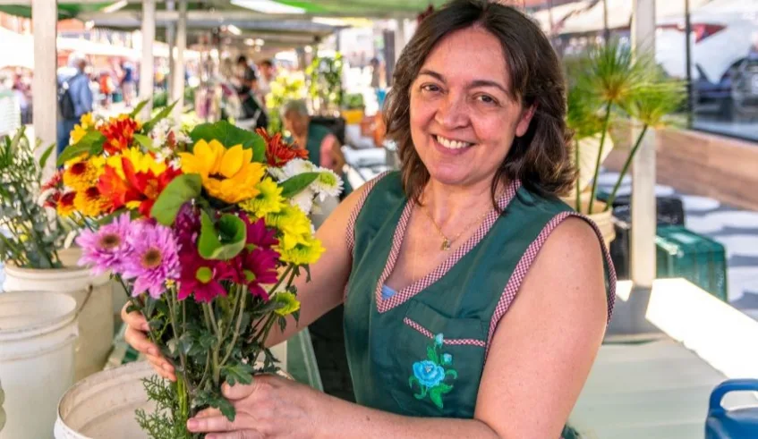 A feirante Glauce Adriana conta que, entre os itens mais procurados, estão as flores clássicas : Orquídeas e rosas são as campeãs de venda.
