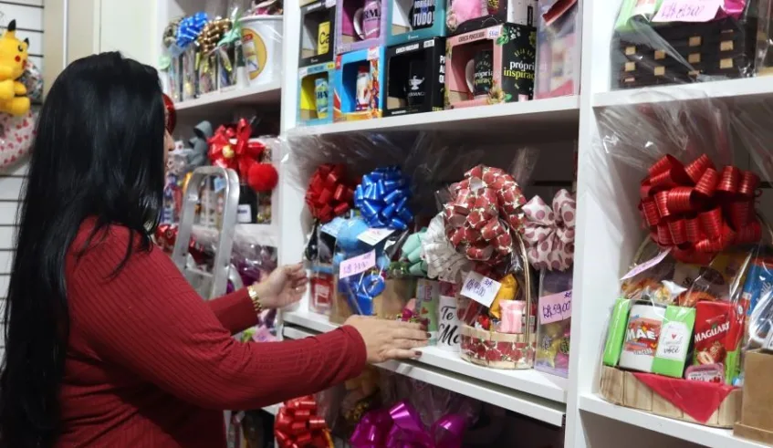 No Mercado Municipal, permissionários decidiram ofertar opções de cestas personalizadas - uma combinação de flores com canecas, doces e lembranças.