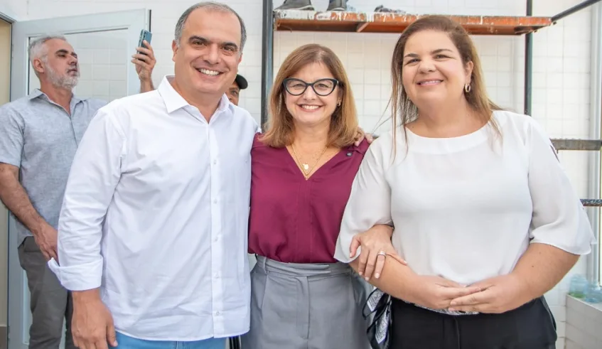 Mara Bertaiolli, entre o vice-prefeito Téo Cusatis e a secretária municipal de Saúde e Bem-Estar, Rebeca Barufi, na Maternidade. Foto: Divulgação/PMMC