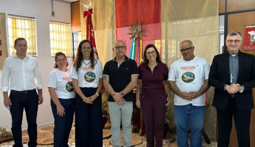 Secretária Patricia Cesare recebeu o bispo diocesano, Dom Pedro Luiz Stringhini, além de representantes da Festa do Divino Espírito Santo. Foto: Divulgação/PMMC