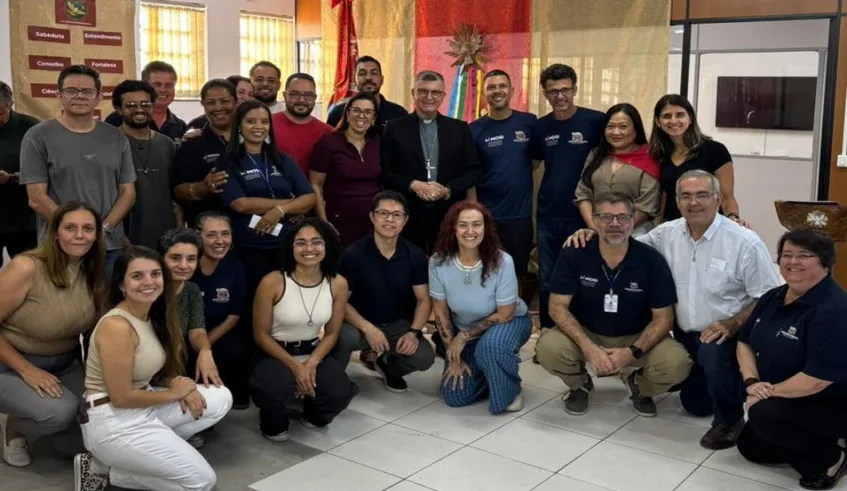 Bispo diocesano, Dom Pedro Luiz Stringhini, esteve na Secretaria de Clima e Meio Ambiente e posou com funcionários após o evento. Foto: Divulgação/PMMC