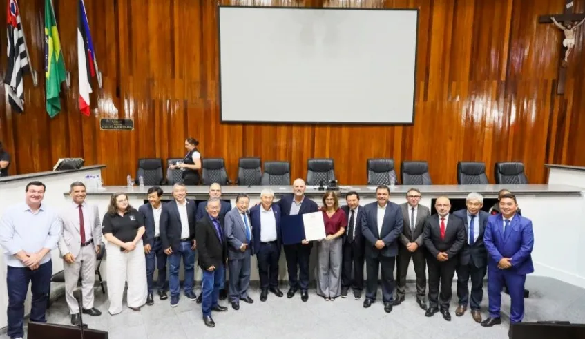 Honraria foi concedida em razão do Decreto Legislativo 44/25, de autoria do vereador e presidente da Câmara, Farofa, e co-assinado pelos demais 22 vereadores .