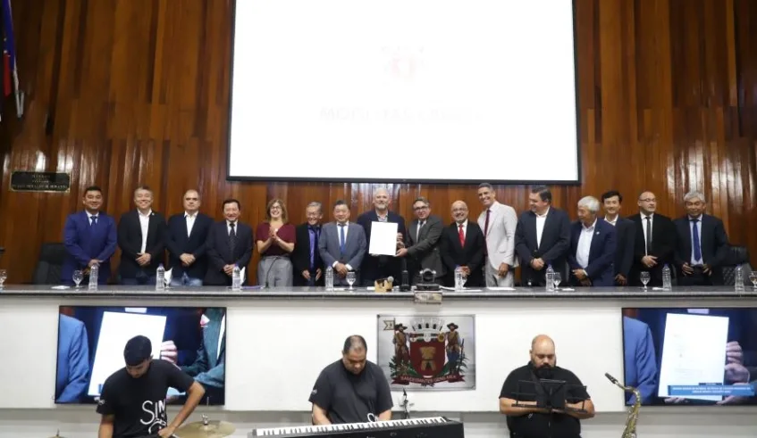 O vice-prefeito Téo Cusatis, o vice-prefeito de Jacareí Edgar Sasaki, deputado Marcos Damasio e representantes de entidades do setor rural também estiveram na solenidade